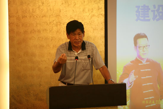 原河南省農(nóng)業(yè)廳副廳長、現(xiàn)任河南省土壤肥料協(xié)會秘書長肖興貴發(fā)表講話