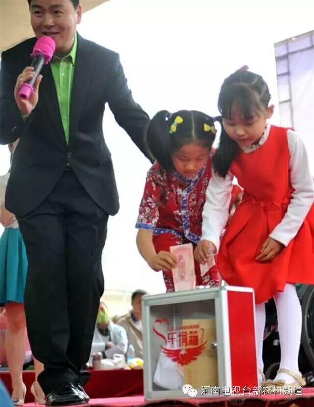 兩位小演員為“愛(ài)腎愛(ài)深”捐款