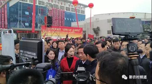 副省長戴柏華參觀打工直通車智慧就業(yè)終端設(shè)備