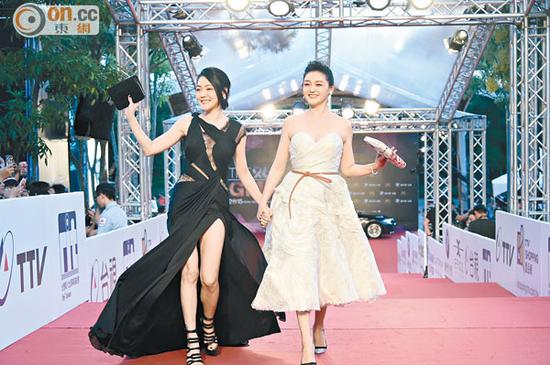 大Ｓ（右）和?。訝渴肿呒t地毯。