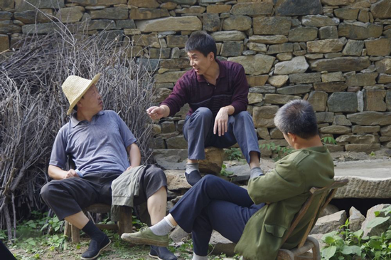 《鄉(xiāng)里彩虹城里雨》劇照