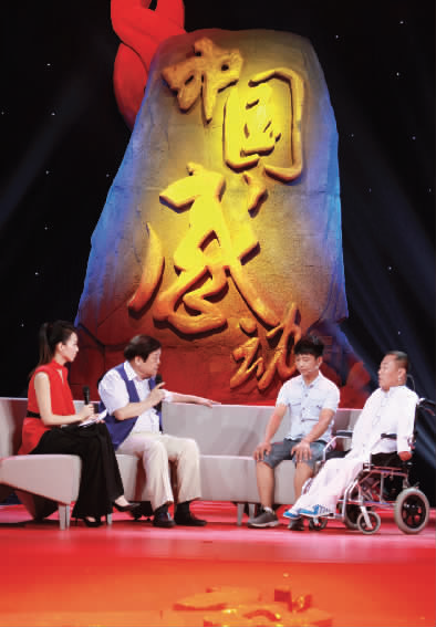 肇恒君（右一）天生殘疾，但是他自兒時(shí)起就有著一個(gè)音樂(lè)夢(mèng)