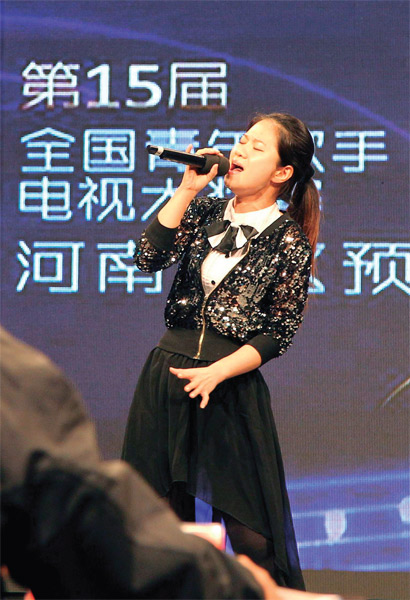 選手們演唱很賣力，要把最好的一面展現(xiàn)給評(píng)委