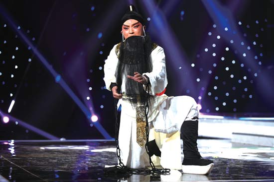 王震在《梨園春》“名師高徒”現(xiàn)場 王震在《梨園春》“名師高徒”現(xiàn)場