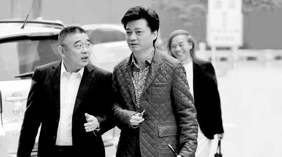 錢文忠（左）、小崔、蔡志忠（后）三位大咖步入錄制現(xiàn)場(chǎng)