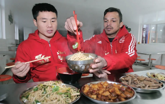 　約瑟夫一再表示食堂大師傅飯菜做得很好，他的筷子已經(jīng)用得很熟練了