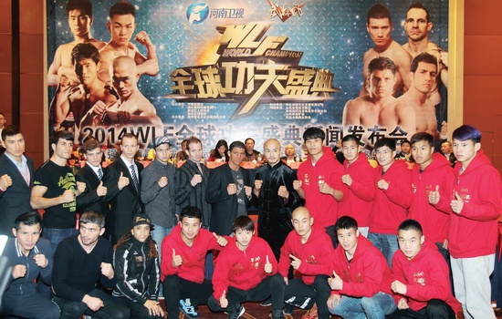 新聞發(fā)布會(huì)上，中外選手齊聚一堂。