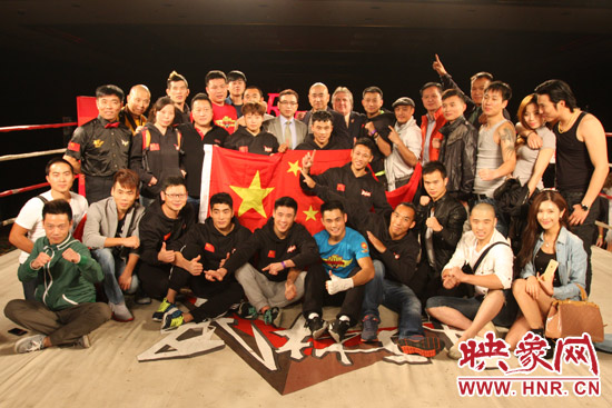 河南衛(wèi)視《武林風》欄目選手和工作人員一起為中國加油