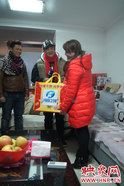 范軍、張竟達(dá)噓寒問(wèn)暖送祝福