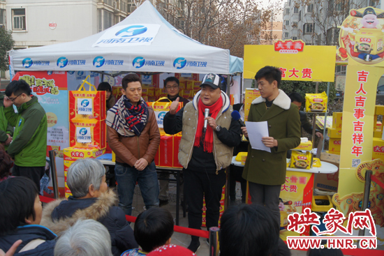 范軍、張竟達(dá)在社區(qū)與群眾親切互動(dòng)