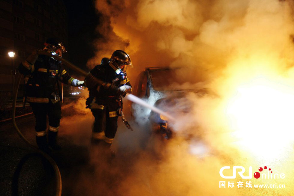 法國(guó)跨年夜上千輛汽車(chē)被燒毀 法國(guó)跨年夜上千輛汽車(chē)被燒毀