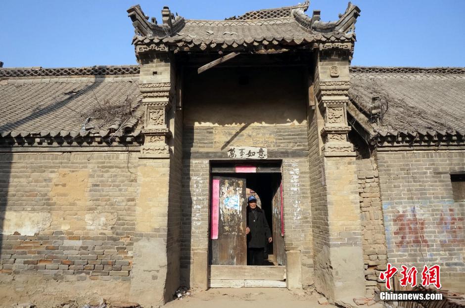 河南百年老宅被限期拆除 老人哭泣“有責(zé)無(wú)權(quán)” 河南百年老宅被限期拆除 老人哭泣“有責(zé)無(wú)權(quán)”