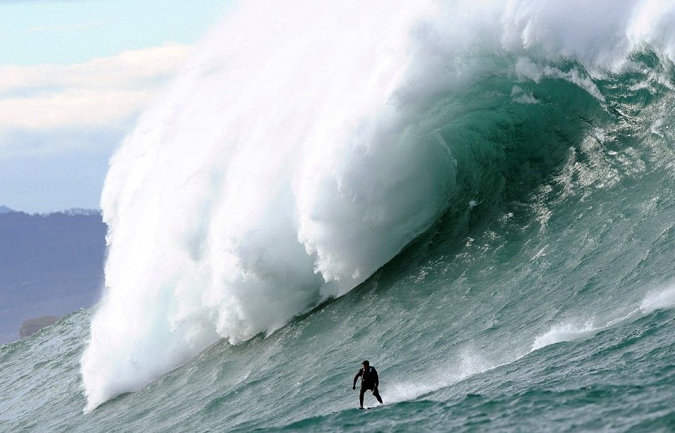 與20米高巨浪嬉戲！神勇弄潮兒沖浪場面超震撼