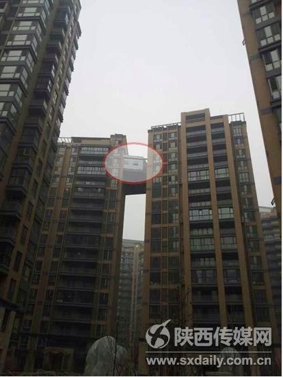 西安現(xiàn)最?！疤鞓颉?兩樓之間建起“空中走廊”