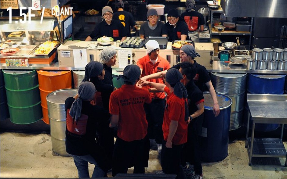 韓國工廠主題餐廳受熱捧 服務生吸引女性顧客