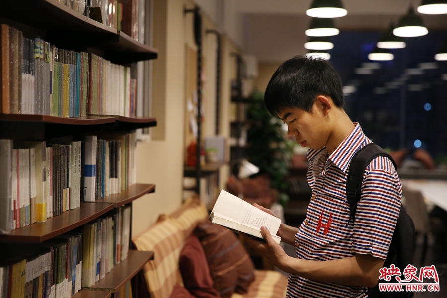 袁丙鵬，22歲，某大學(xué)大三學(xué)生：在適合的環(huán)境里看書，才能看出境界。
