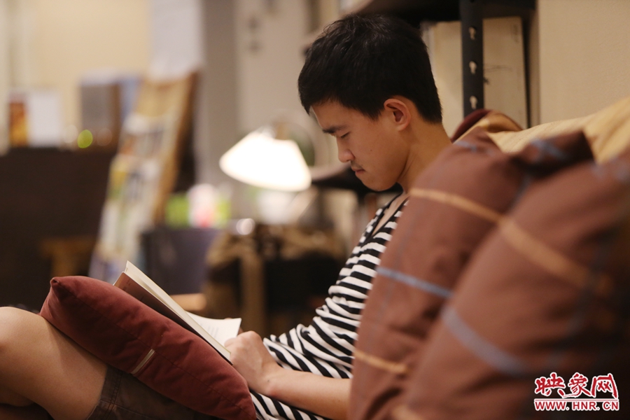 徐浩然，24歲，圖書編輯：在書店看紙質(zhì)書，意境會(huì)更深一些。