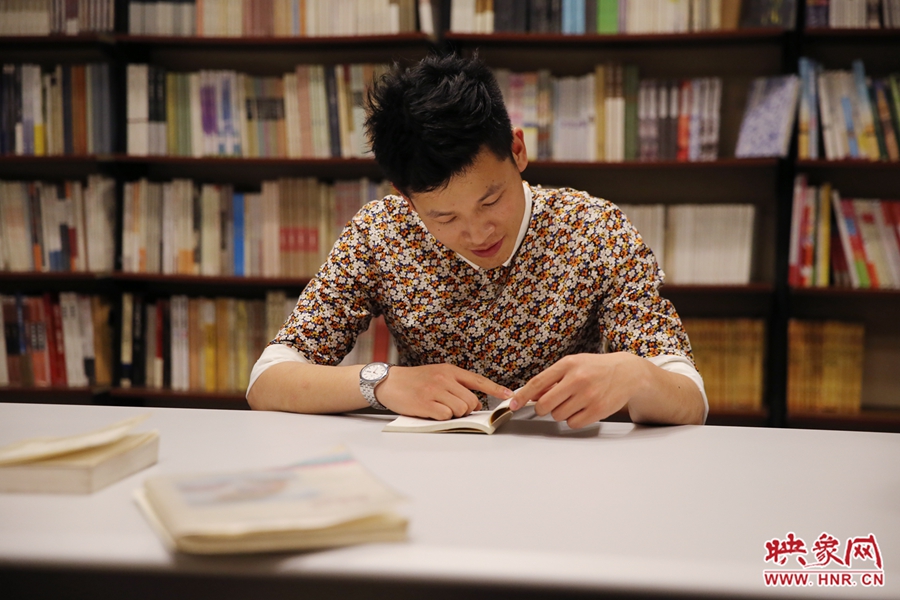 李恒，26歲，私營(yíng)業(yè)主：喜歡撫摸紙質(zhì)書的感覺。