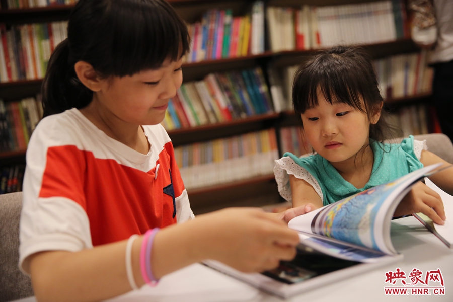 姐姐王藝茹，11歲，小學(xué)五年級(jí)學(xué)生；妹妹王有君，5歲：像喜歡看電視一樣喜歡看書。
