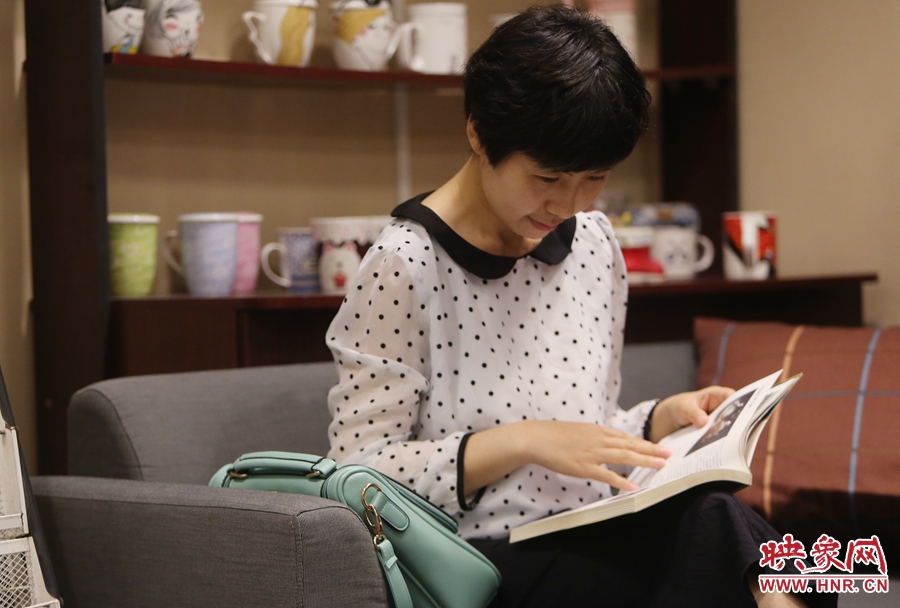 毛韶華，年齡保密，文字工作者：紙質(zhì)書是營(yíng)養(yǎng)餐，電子書是快餐。