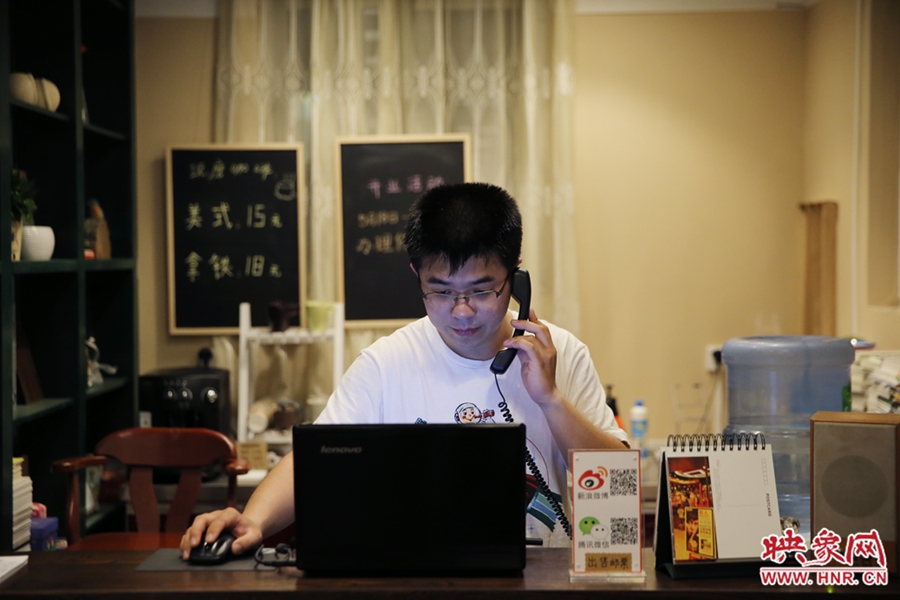 店長(zhǎng)小博，由于書店搬遷至此，經(jīng)常接詢問(wèn)地址的電話。