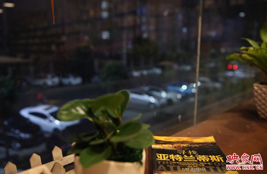 一扇窗，將喧鬧與寧?kù)o分割。