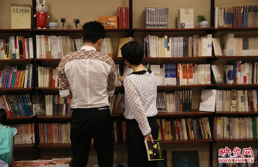 看書的人。