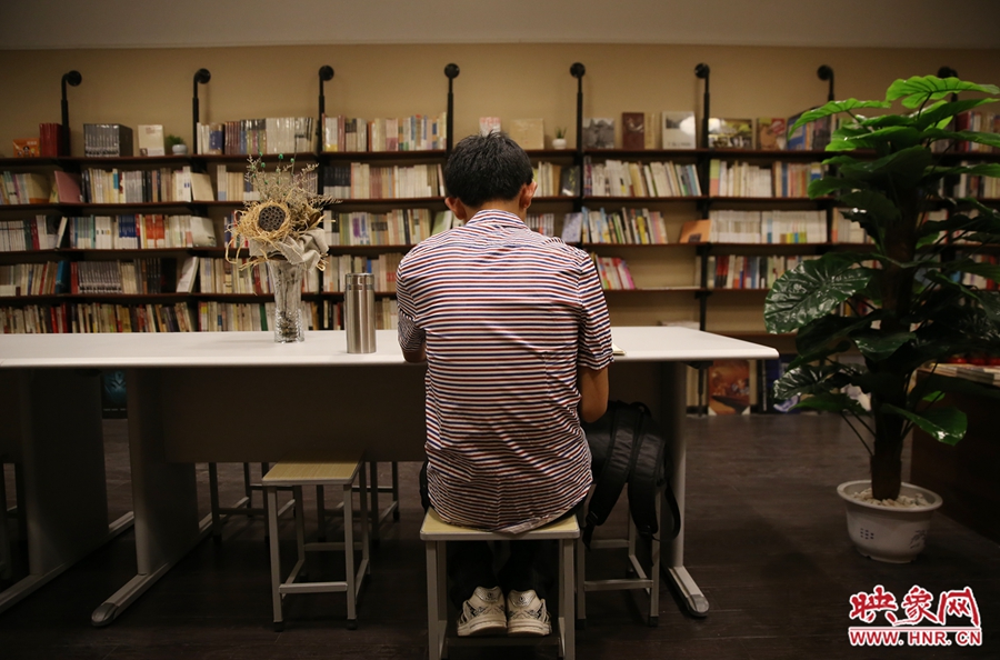 5月23日晚，鄭州一家24小時（周五、周六）書店營業(yè)。慕名而來的客人在看書。