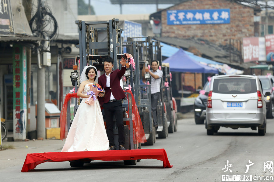 員工結婚老板派叉車送親