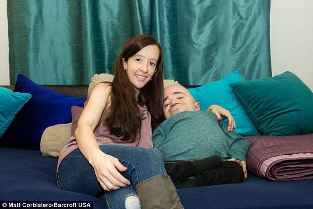 美國(guó)女子嫁給85厘米高患病丈夫 稱(chēng)生活和諧 美國(guó)女子嫁給85厘米高患病丈夫 稱(chēng)生活和諧