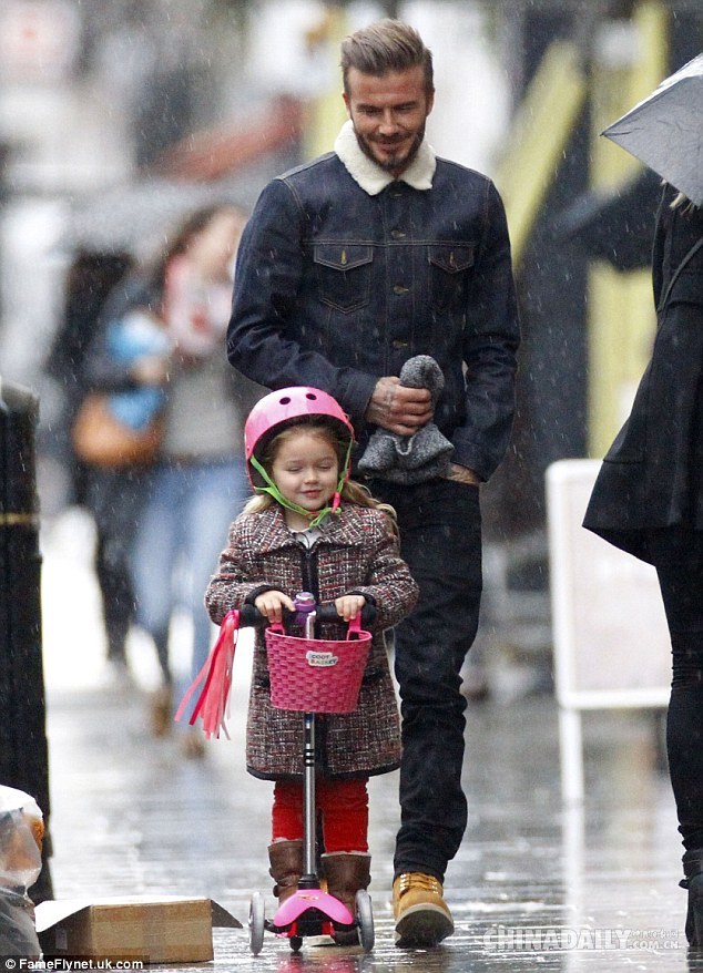 貝克漢姆變護(hù)花使者 小七玩滑板可愛(ài)俏皮