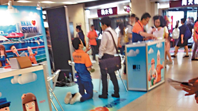 推銷員為開(kāi)單向顧客下跪