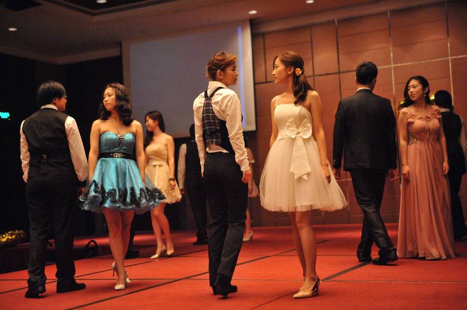 浙江百名大學生五星級酒店舉行畢業(yè)舞會