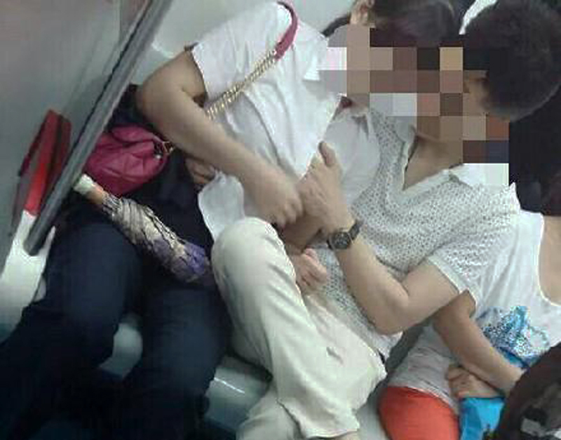 攝影師歷時(shí)三年 拍攝地鐵上的接吻男女