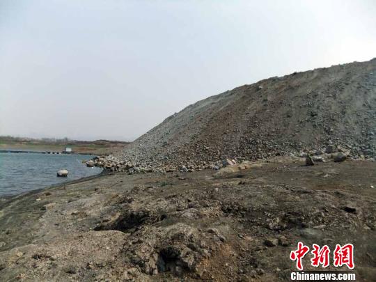 填湖造地，在鴨河水庫非法建設有越演越烈之勢。吳揚　攝