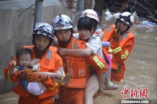 圖為漳平消防大隊(duì)涉水轉(zhuǎn)移被困群眾。