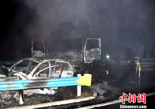 10月2日0時(shí)許，杭瑞高速貴州江口縣往銅仁市方向，距王家溝隧道出口200米處，發(fā)生一起三車追尾交通事