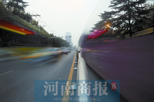 如今的建設(shè)路拓寬了不少，各種車輛川流不息（照片為多次曝光合成）