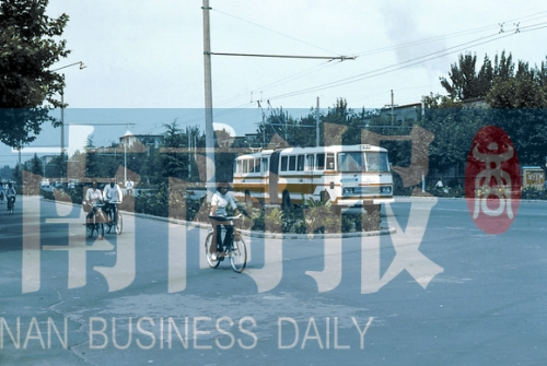 1983年的建設(shè)路，已經(jīng)有了電車