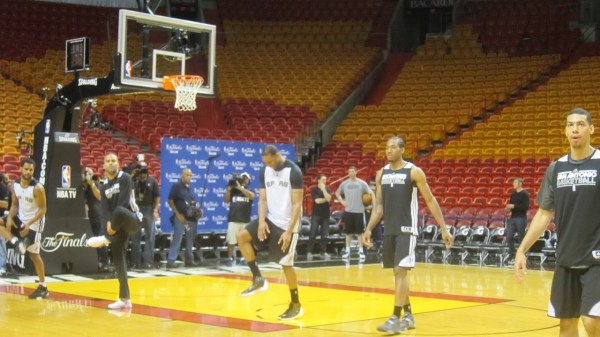 馬刺備戰(zhàn)對陣熱火的第一場總決賽比賽之前，麥蒂亮相訓練場，受到媒體狂熱追捧，在馬刺球員中風頭最勁，他也