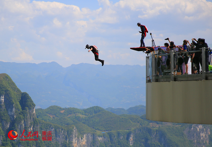 28日，2016世界低空跳傘大賽在重慶云陽(yáng)龍缸景區(qū)正式開(kāi)賽。圖為選手角逐中。劉政寧 攝