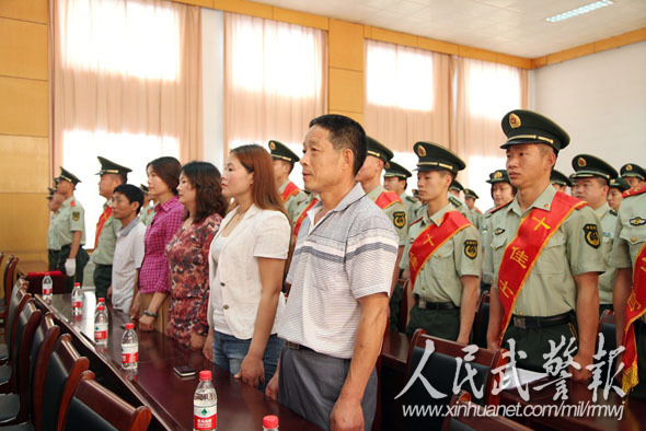 十佳士官同家長親人同臺受到表彰。圖片來源：人民武警報
