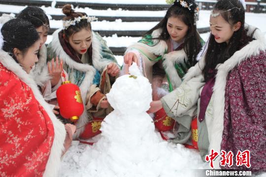 古裝美女雪中斗艷穿越古今玩“打雪仗、堆雪人”